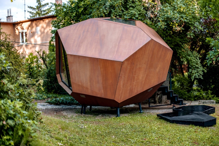 Drvena kancelarija u obliku kocke smeštena je u dvorištu